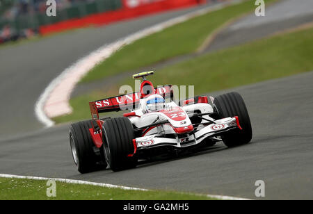 Anthony Davidson dans le Super Aguri SA07 lors de la deuxième pratique du Grand Prix britannique à Silverstone, Northamptonshire. Banque D'Images