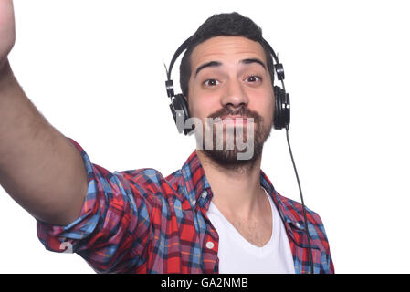 Portrait de jeune homme en tenant avec l'Amérique latine selfies casque noir. Isolé sur fond blanc. Banque D'Images