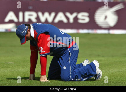 Ian Bell, en Angleterre, montre sa déjection après avoir fait descendre le batteur des West Indies Chris Gayle de James Anderson lors de la 3e série internationale NatWest One Day à Trent Bridge, Nottingham. Banque D'Images