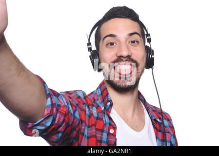 Portrait de jeune homme en tenant avec l'Amérique latine selfies casque noir. Isolé sur fond blanc. Banque D'Images