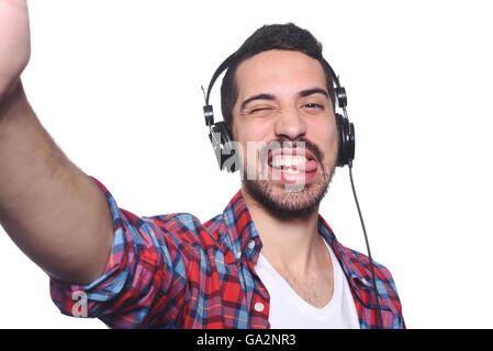 Portrait de jeune homme en tenant avec l'Amérique latine selfies casque noir. Isolé sur fond blanc. Banque D'Images