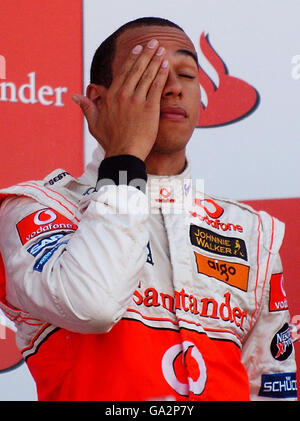 Lewis Hamilton de Grande-Bretagne sur le podium après avoir terminé troisième au Grand Prix britannique de Silverstone, dans le Northamptonshire. Banque D'Images