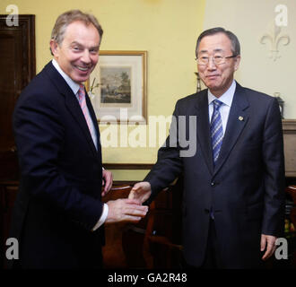 L'ancien Premier ministre britannique Tony Blair (à gauche) va serrer la main avec le Secrétaire général de l'ONU Ban Ki-moon (à droite) au début de leur réunion dans un hôtel de Londres. Banque D'Images