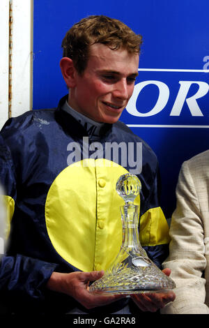 Courses hippiques - la journée Coral-Eclipse - Hippodrome de Sandown Park.Le jockey Ryan Moore a remporté son trophée après avoir remporté les piquets Coral-Eclipse à l'hippodrome de Sandown, à Surrey. Banque D'Images