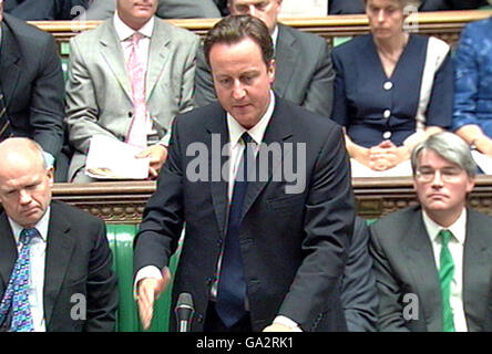 Le chef du Parti conservateur David Cameron pendant les questions du premier ministre à la Chambre des communes aujourd'hui. Banque D'Images
