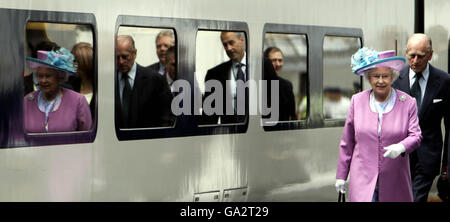 La reine Elizabeth II de Grande-Bretagne et le duc d'Édimbourg quittent la gare de Waterloo, Londres, sur l'Eurostar pour un engagement officiel à Bruxelles, Belgique. Banque D'Images