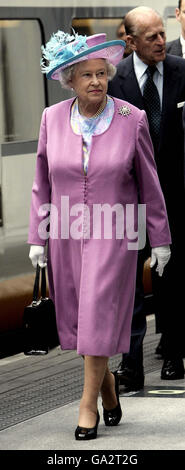La reine Elizabeth II de Grande-Bretagne et le duc d'Édimbourg quittent la gare de Waterloo, Londres, sur l'Eurostar pour un engagement officiel à Bruxelles, Belgique. Banque D'Images