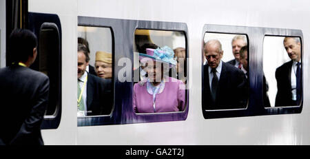 La reine Elizabeth II de Grande-Bretagne et le duc d'Édimbourg se reflètent dans la fenêtre d'un train Eurostar qui quitte la gare de Waterloo, Londres, lors d'un engagement officiel à Bruxelles, Belgique. Banque D'Images