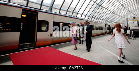 La reine Elizabeth II de Grande-Bretagne et le duc d'Édimbourg quittent la gare de Waterloo, Londres, sur l'Eurostar pour un engagement officiel à Bruxelles, Belgique. Banque D'Images