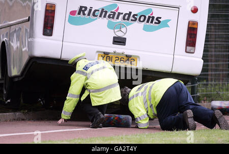 Les policiers regardent la scène après qu'un autobus scolaire transportant plus de 30 enfants ait été impliqué dans un accident à l'extérieur d'une école à Hartlepool. Banque D'Images