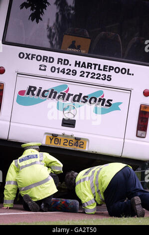 Les policiers regardent la scène après qu'un autobus scolaire transportant plus de 30 enfants ait été impliqué dans un accident à l'extérieur d'une école à Hartlepool. Banque D'Images