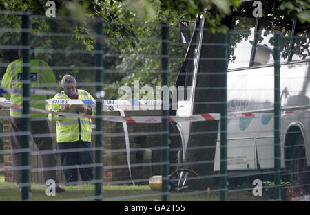 Les policiers regardent la scène après qu'un autobus scolaire transportant plus de 30 enfants ait été impliqué dans un accident à l'extérieur d'une école à Hartlepool. Banque D'Images