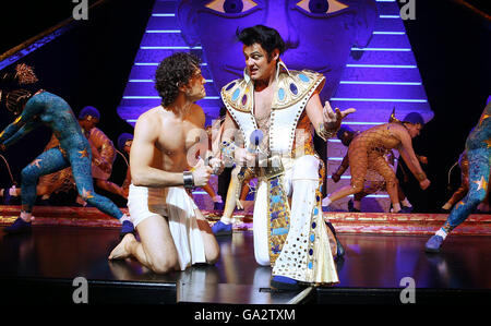 Lee Mead (vainqueur du spectacle de talents de la BBC, 'n'importe quel rêve va faire') a la vedette de Joseph avec Dean Collinson (à droite) comme le Pharaohin la nouvelle production de Joseph et l'incroyable Dreamcoat Technicolor au Adelphi Theatre dans le centre de Londres. Banque D'Images