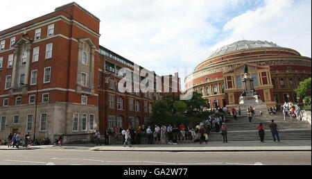 Les fans se tournent vers des billets Proms sur la South Steps du Royal Albert Hall, dans le centre de Londres. Banque D'Images