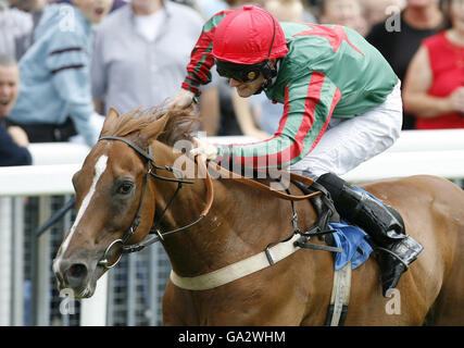 Prospect court, monté par Paul Mulrennan, remporte le handicap extra-froid de John Smith au York Racecourse. Banque D'Images