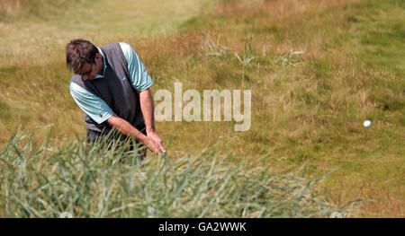 Nick Faldo, de l'Angleterre, joue du brut lors d'une journée d'entraînement pour le 136e Open Championship à Carnoustie, en Écosse. Banque D'Images