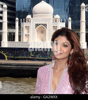 L'actrice Bollywood Shilpa Shetty pose comme une réplique du Taj Mahal flotte sur la Tamise à Londres lors du lancement de l'Inde Now, un programme d'événements culturels célébrant tout Indien et mettant en évidence les liens économiques et culturels forts entre Londres et l'Inde. Banque D'Images