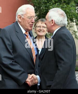 Irlande du Nord Premier ministre le Rév Ian Paisley (à gauche) accueille l'irlandais Taoiseach Bertie Ahern à Armagh City avant la conférence ministérielle Nord-Sud à l'hôtel City, Armagh. Banque D'Images