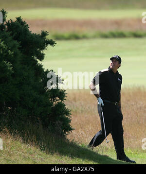 Phil Mickelson, des États-Unis, regarde son cliché des buissons lors d'une journée d'entraînement pour le 136e Open Championship à Carnoustie, en Écosse. Banque D'Images