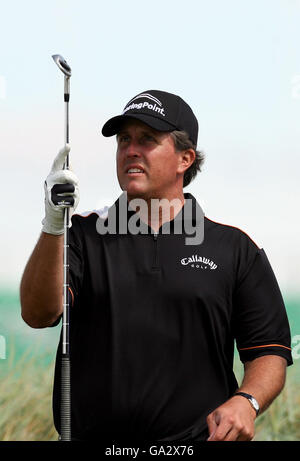 Phil Mickelson, des États-Unis, vérifie les clubs de Hunter Mahan lors d'une journée d'entraînement pour le 136e Open Championship à Carnoustie, en Écosse. Banque D'Images