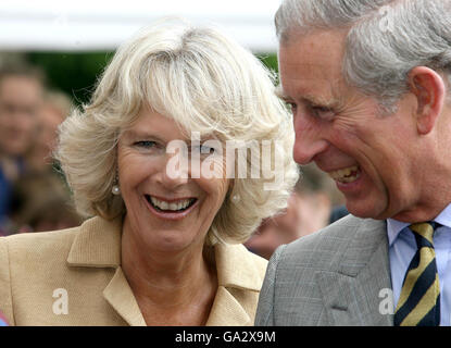 Le prince Charles de Grande-Bretagne, le prince de Galles, et Camilla, la duchesse de Cornouailles, sourient lors d'une visite au village de Bromham dans le Wiltshire. Banque D'Images