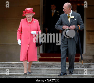 La reine Elizabeth II et le duc d'Édimbourg arrivent aujourd'hui à une fête de jardin au palais de Buckingham. Banque D'Images