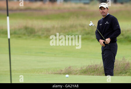 L'Ireland Padraig Harrington regarde sa mise sur le 15ème trou pendant le deuxième jour des 136e championnats d'Open à Carnoustie, en Écosse. Banque D'Images