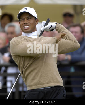 Le Tiger Woods des États-Unis frappe son premier tir sur le 1er tee dans Barry Burn pendant le deuxième jour des 136e championnats ouverts à Carnoustie, en Écosse. Banque D'Images