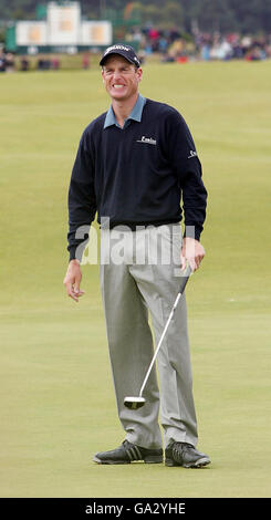 Jim Furyk des États-Unis fait un putt manqué le 15 au cours de la deuxième journée du 136e Championnat d'Open à Carnoustie, en Écosse. Banque D'Images