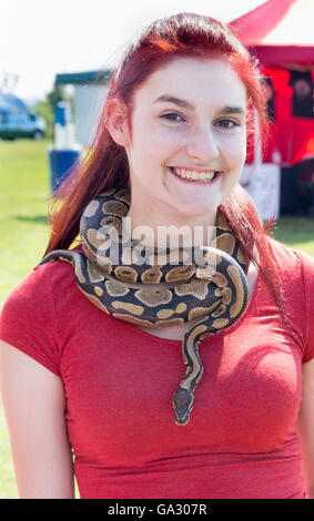 Jeune femme portant un serpent en direct comme un collier autour du cou Banque D'Images