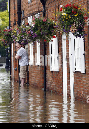 Les habitants de la région observent les inondations à Straford-upon-Avon, dans le Warwickshire, après que plusieurs parties du Royaume-Uni aient été frappées par des inondations après une journée de fortes pluies. Banque D'Images