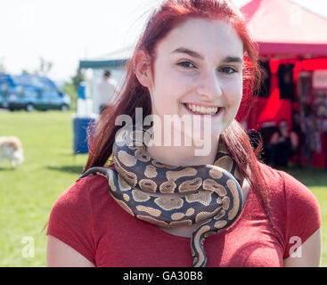 Jeune femme portant un serpent en direct comme un collier autour du cou Banque D'Images