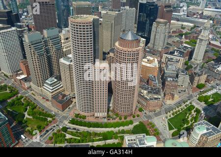 Vue au-dessus de Boston's Kennedy Greenway et Financial District avec la Place Internationale de tours dans le centre-ville de Boston. Banque D'Images