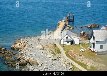 Peu de Brewster Island vu du haut de Boston la lumière dans le port de Boston. Banque D'Images