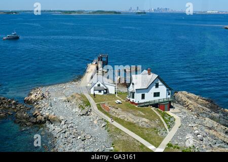 Peu de Brewster Island vu du haut de Boston la lumière. La ville de Boston skyline est visible dans la distance. Banque D'Images