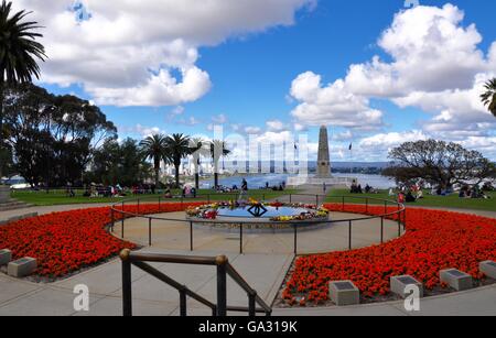 Australia-August,Perth WA,22,2015 : Jardin botanique, les touristes et Mémorial de la guerre de l'État avec le Swan River au King's Park à Perth, Australie occidentale Banque D'Images