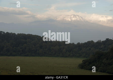 Vue sur le mont Kilimandjaro au cratère de Ngurdoto, Parc National d'Arusha, Tanzanie Banque D'Images