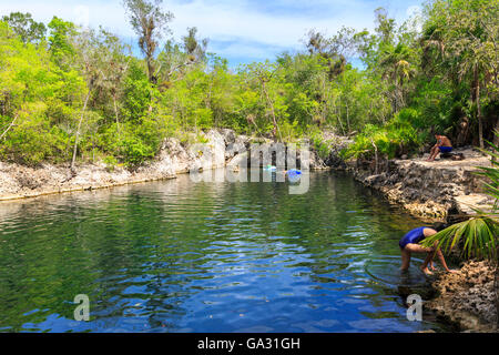 Cueva de los Peces, 70m de profondeur et tuba défaut tectonique inondés site de plongée entre Playa Larga et Playa Giron, Baie des Cochons, Cuba Banque D'Images