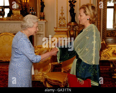 La reine Elizabeth II avec l'Ambassadeur de Tunisie Banque D'Images