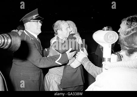 Bobby Charlton, capitaine de Manchester United, et Matt Busby se sont embrassés après la victoire de United en 4-1 sur Benfica, du Portugal, lors de la finale de la coupe d'Europe à Wembley. Banque D'Images