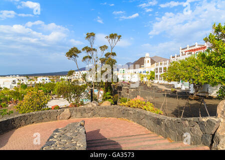 Promenade côtière à Marina Rubicon près de Playa Blanca, Lanzarote island, Espagne Banque D'Images