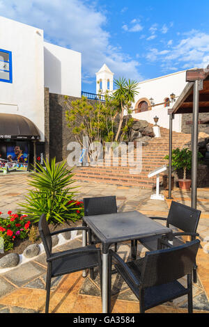 L'île de Lanzarote, Marina Rubicon - Jan 11, 2015 : Table avec des chaises dans le restaurant à Marina Rubicon. C'est port yacht moderne construit en style typique des Canaries. Beaucoup de touristes s'arrêter ici pour prendre un verre. Banque D'Images