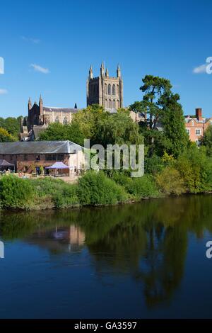 La Cathédrale de Hereford et la rivière Wye, Herefordshire, Angleterre, RU, FR, Europe Banque D'Images