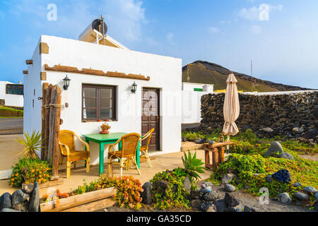 Plage d'El Golfo, LANZAROTE ISLAND- Jan 12, 2015 : maison canarienne typique pour les touristes sur la plage d'El Golfo. Canaries sont une destination de vacances très populaire en hiver en raison de la météo ensoleillée toute l'année. Banque D'Images