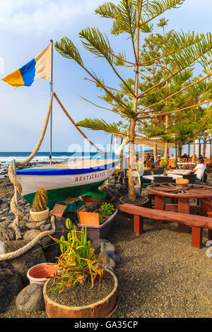 EL GOLFO, LANZAROTE ISLAND - 12 jan 2015 : bateau de pêche en restaurant typique sur la côte de l'île de Lanzarote en El Golfo village de pêcheurs. Canaries sont une destination de vacances populaire. Banque D'Images