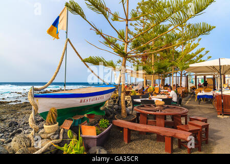 EL GOLFO, LANZAROTE ISLAND - 12 jan 2015 : bateau de pêche en restaurant typique sur la côte de l'île de Lanzarote en El Golfo village de pêcheurs. Canaries sont une destination de vacances populaire. Banque D'Images