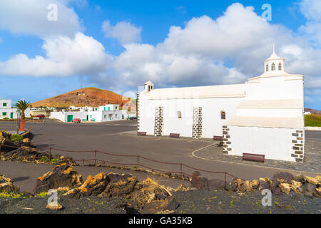 L'église blanche typique en Tinajo village près de Parc National de Timanfaya, Lanzarote, îles Canaries, Espagne Banque D'Images