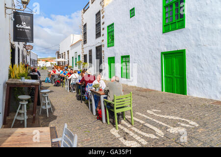 Ville de Teguise, Lanzarote ISLAND - Jan 14, 2015 : les touristes assis dans un restaurant local dans la vieille ville de Teguise. Cette ville est l'ancienne capitale de l'île de Lanzarote et est très populaire à voir. Banque D'Images