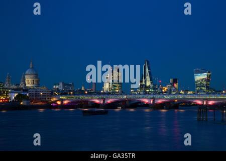 La Cathédrale St Paul, talkie-walkie, Cheesegrater Blackfriars Bridge et la Tamise au crépuscule, prises à partir de la rive sud Banque D'Images