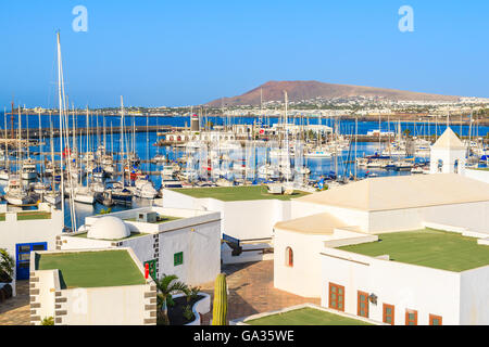 Vue sur la marina Rubicon et style Canarien typique des maisons dans la ville de Playa Blanca, Lanzarote island, Espagne Banque D'Images